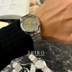 نمایش انواع ساعت سیکو مردانه و زنانه در گالری ساعت با نورپردازی حرفه‌ای 